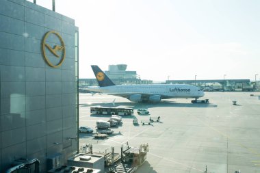 Frankfurt am Main, Almanya - 11 Ekim 2015: Hava yoluyla ulaşım. Lufthansa airbus, jet uçağı, uçak veya büyük yolcu uçağı havaalanında. Havacılık ve taşıma. Tatil, Yolculuk tutkusu, yolculuk