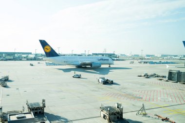 Frankfurt am Main, Almanya - 11 Ekim 2015: Havacılık ve taşıma. Lufthansa airbus, jet uçağı, uçak veya büyük yolcu uçağı havaalanında. Hava yoluyla ulaşım. Tatil, Yolculuk tutkusu, yolculuk