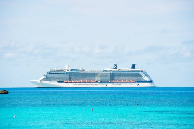 Büyük üzengi cay, Bahamalar - 08 Ocak 2016: okyanus gemisi gemi denizde mavi gökyüzü üzerinde. Su taşıma, gemi, nakliye. Tatil, Yolculuk tutkusu, seyahat. Macera, keşif, yolculuk.