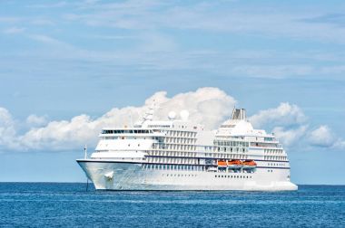 Mavi deniz manzarası üzerinde okyanus gemisi. Büyük üzengi cay, Bahamalar denizde gemi. Su taşıma, gemi. Macera, keşif, yolculuk. Yaz tatili, Yolculuk tutkusu