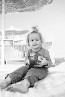 küçük bebek çocuk topu ile mutlu yüz güneşli yaz ile