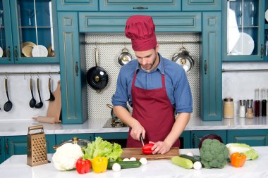 Yakışıklı adam salata hazırlama evde pişirme