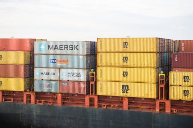 Miami, Amerika Birleşik Devletleri - Mart, 18, 2016: kargo konteyner liman yığılmış. Konteyner liman veya terminal. Nakliye, nakliye, teslimat, Lojistik, mal. Depolama, ambar, ticaret, gümrük