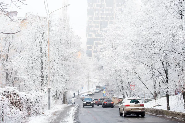 Traffico stradale urbano in inverno, trasporti — Foto Stock