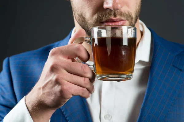 Café ou xícara de chá na mão masculina, de manhã — Fotografia de Stock