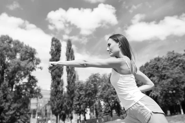 Entrenamiento de la mujer golpeando al aire libre soleado — Foto de Stock