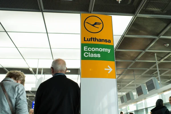 Frankfurt am Main, Alemania - 11 de octubre de 2015: Lufthansa Airlines logo icon, economy class and direction pointer sign. Información del aeropuerto, guía de viaje. Vacaciones o viaje de negocios. Viajar por aire — Foto de Stock