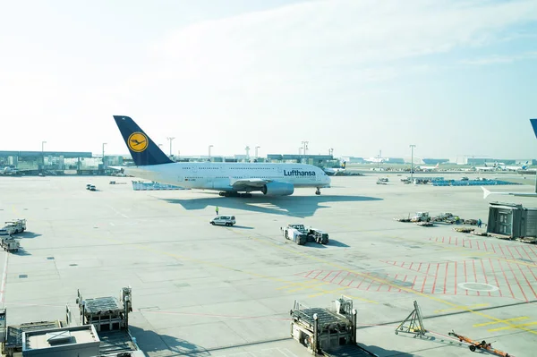 Fráncfort del Meno, Alemania - 11 de octubre de 2015: aviación y transporte. Lufthansa Airbus, jet airliner, avión o avión de pasajeros grandes en el aeropuerto. Viajando por aire. Vacaciones, ansia de viajar, viaje — Foto de Stock