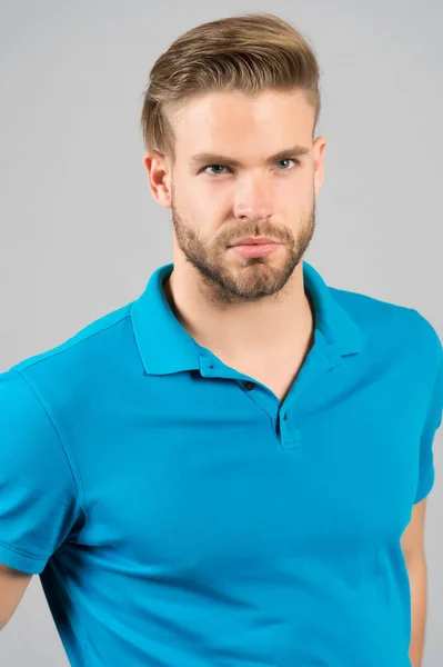 Ragazzo con la barba, capelli biondi, taglio di capelli — Foto Stock