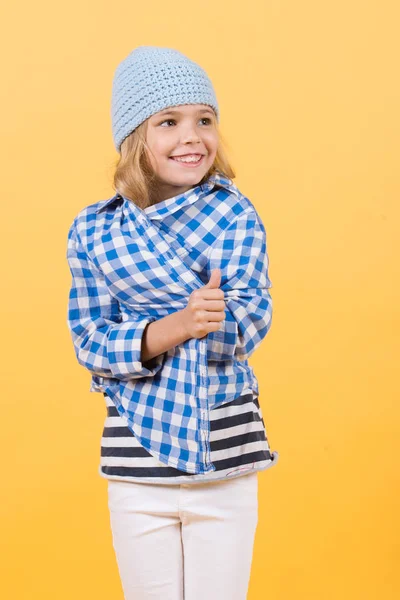 Pequeña sonrisa de niña en sombrero, camisa y pantalones, moda —  Fotos de Stock
