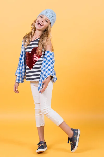 Menina sorridente feliz usar camisa com coração vermelho — Fotografia de Stock