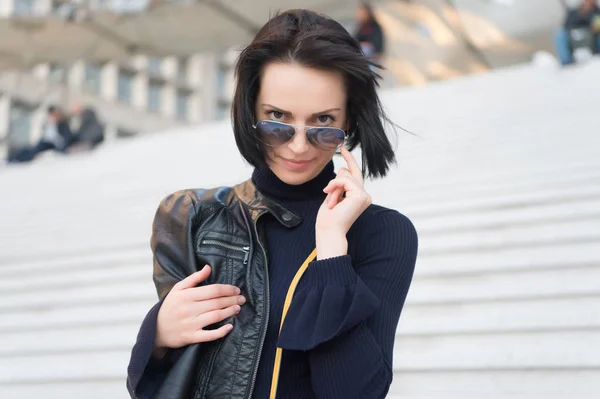Чувственная женщина в солнцезащитных очках на лестнице в Париже, Франции, красоте. Женщина с брюнетками в черной одежде, мода. Амбиции, вызов, успех. Мода, аксессуар, стиль. Красота, взгляд, прическа — стоковое фото