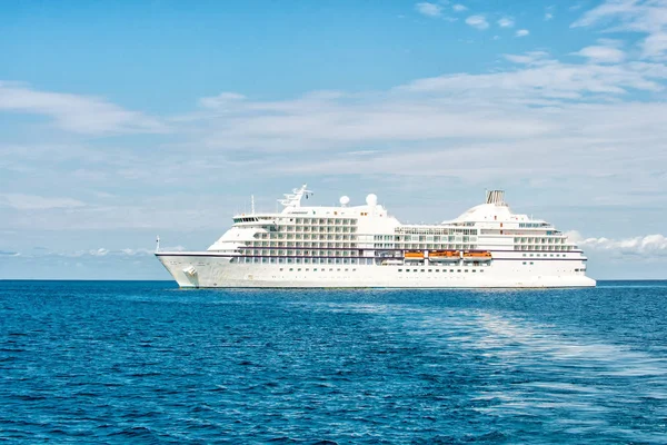 Schip in zee in grote stijgbeugel cay, Bahama's. Oceaanstomer op blauwe zeegezicht. Vervoer, water schip. Avontuur, ontdekking, reis. Zomervakantie, wanderlust — Stockfoto