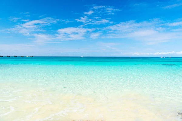 在蓝天地平线的海景与透明的水。在阳光明媚的日子, 巴哈马大马镫岛的海滨海滩。加勒比的暑假。流浪, 旅行, 旅行。探险, 发现, 旅程 — 图库照片