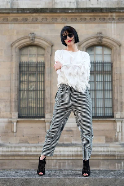 Modelo de beleza posar em saltos altos em Paris, França. Beleza, olhar, maquiagem, maquiagem — Fotografia de Stock