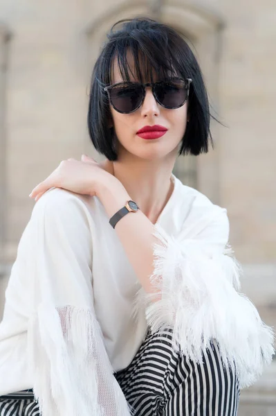 Conceito de moda de rua. Retrato de elegante jovem mulher bonita. Paris edifícios como fundo, França. — Fotografia de Stock