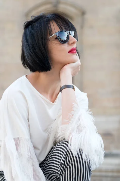 Mulher bonita na moda posar em praça francesa típica em Paris, França. — Fotografia de Stock