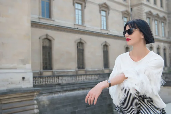 Jovem mulher bonita em óculos de sol andando em Paris, França. — Fotografia de Stock