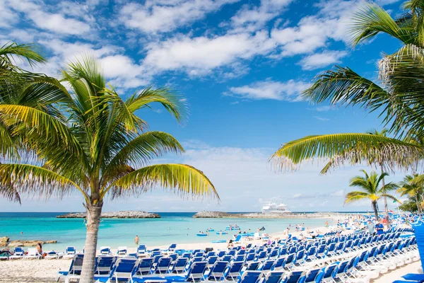 Gran cay estribo, Bahamas - 08 de enero 2016: playa de mar, personas, sillas, palmeras verdes en el día soleado. Vacaciones de verano, vacaciones, relajarse. Vagabundo, viaje, viaje. Descubrimiento, aventura, viaje — Foto de Stock