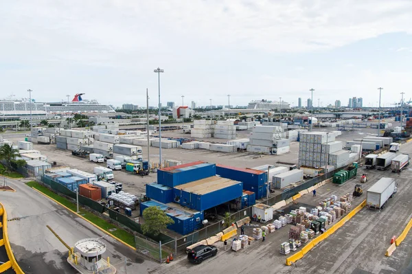 Miami, Amerika Birleşik Devletleri - 22 Kasım 2015: deniz bağlantı noktası veya terminal ile kargo konteyner yığınlar, bulutlu gökyüzü kamyonlara. Nakliye, yükleme, ambar teslim. Taşıma/iş arabaları, ulaşım — Stok fotoğraf