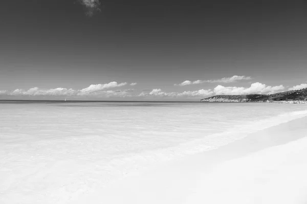 Praia com areia branca, mar azul-turquesa e céu azul — Fotografia de Stock