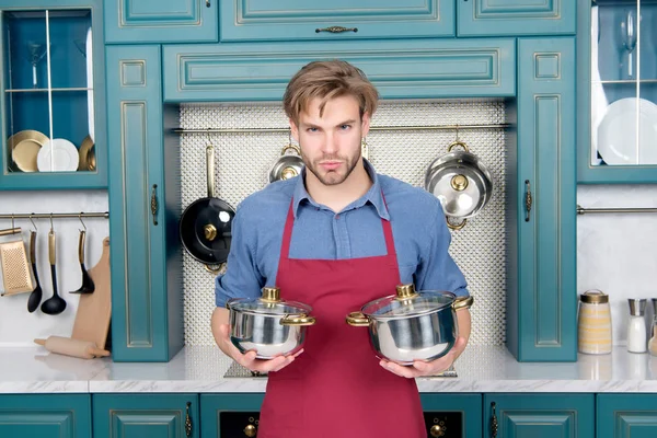 Готуємо горщики в кулінарії руки на кухні — стокове фото