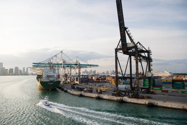 Miami, Verenigde Staten - maart, 18, 2016: maritieme Containerhaven met vrachtschip, kranen. Zeehaven, terminal of het dock. Vracht, verzending, levering, logistiek, koopwaar. Handel, handel, bedrijf — Stockfoto
