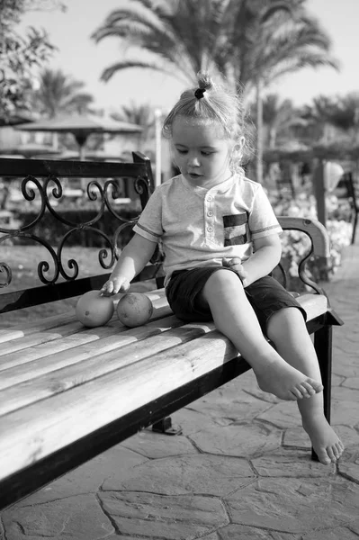 Niño feliz o niño pequeño descalzo con fruta naranja —  Fotos de Stock