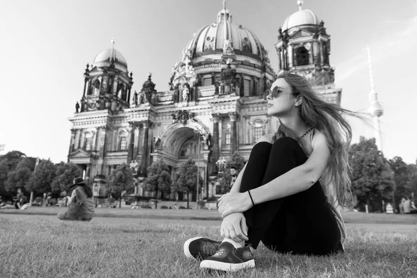 Симпатичная девушка, сидящая перед Берлинским собором в санглусе. — стоковое фото