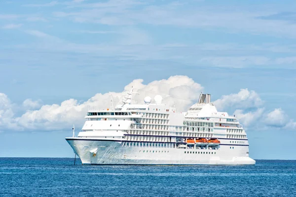 Ocean liner on blue seascape. Ship in sea in great stirrup cay, bahamas. Water transport, vessel. Adventure, discovery, journey. Summer vacation, wanderlust — Stock Image Ocean liner on blue seascape. Ship in sea in great stirrup cay, bahamas. Water transport, vessel. Adventure, discovery, journey. Summer vacation, wanderlust Stock Image