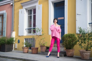 Paris, Fransa, tatil içinde yüksek topuk ayakkabı kadın stand. Kadın pembe kazaklı, sokak, moda üzerine pantolon. Güzellik, bak, makyaj. Moda, Stil, vogue. Tatil, seyahat, Yolculuk tutkusu