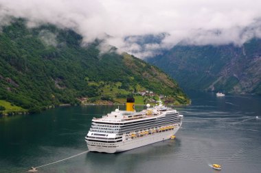 Geiranger, Norveç - 25 Ocak 2010: Macera, keşif, yolculuk. Cruise gemi Norveç Fiyordu içinde. Yolcu gemisi limanda demirledi. Seyahat hedef, turizm. Tatil, gezi, Yolculuk tutkusu.