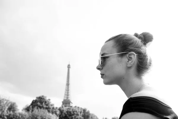 Menina olhando para a torre eiffel em Paris, França — Fotografia de Stock