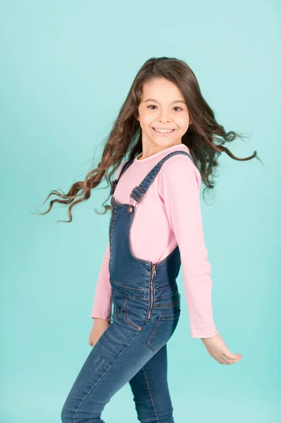 Kind glücklich lächelnd mit wallenden langen brünetten Haaren, Schönheit — Stockfoto