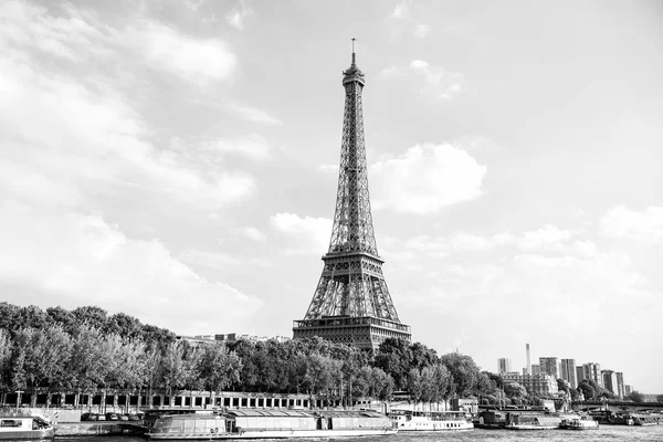 Torre Eiffel al atardecer en París, Francia. Backgro viaje romántico — Foto de Stock