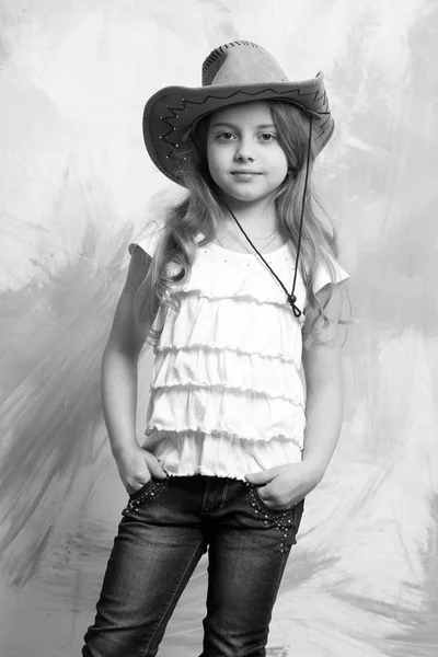 Söt liten flicka med söta ansikte i western cowboy hatt — Stockfoto