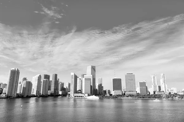 Vista aerea dei grattacieli di Miami con cielo nuvoloso blu, barca a vela — Foto Stock