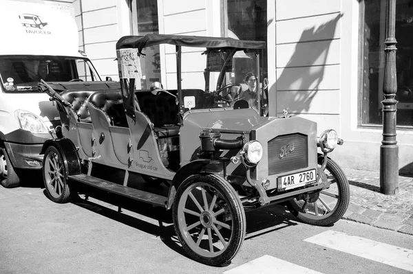 Vintage Ford car parked on the Prague street — Stock Photo, Image