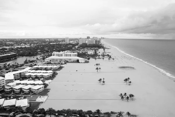 Sealine con playa de arena en Fort Lauderdale, Estados Unidos — Foto de Stock