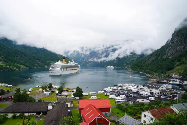 Geiranger, Norsko - 25 ledna 2010: loď v norském fjordu na zatažené obloze. Zaoceánská loď v přístavu vesnice. Cíl cesty, cestovní ruch. Dobrodružství, discovery, cesta. Dovolená, výlet, wanderlust. — Stock fotografie