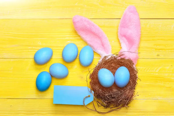 青い色で塗られた伝統的な卵 — ストック写真