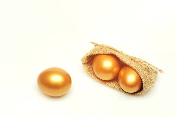 Uova tradizionali dipinte di colore dorato in sacchetto di iuta — Foto Stock