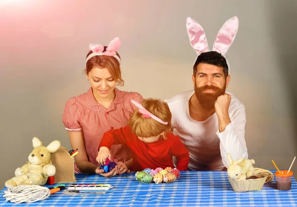 Члени сім'ї носять вуха кролика. Мати, дочка і бородатий батько — стокове фото