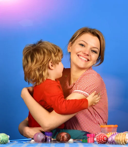 Μητέρα και γιος αγκαλιάζονται σε μπλε φόντο. Έννοια εορτασμού Πάσχα — Φωτογραφία Αρχείου