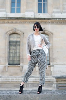 Moda, aksesuar, moda. Şehvetli bir kadın yüksek topuklu ayakkabı giyer. Paris, Fransa, moda. Esmer saçlı, kırmızı dudaklı, makyajlı, güzel bir kadın. Güzellik, bak, makyaj. Cilt bakımı, saç şekli, tarzı