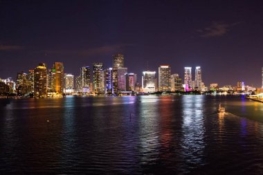 Miami, Florida, ABD skyline Biscayne koyda. parlak görünümünü Miami downtown