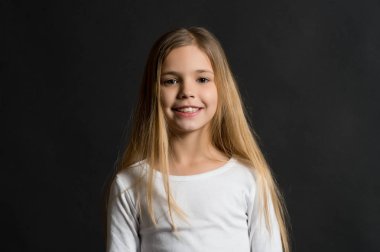 Uzun sağlıklı saç ile gülümseyen çocuk modeli