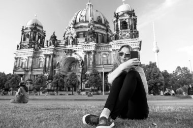 Berlin Katedrali 'nin önünde oturmuş selfie çekiyordu.