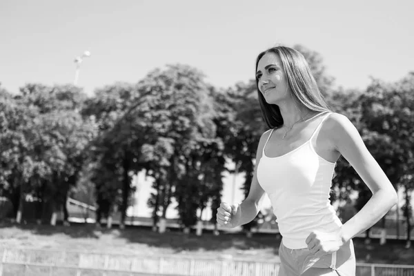 Mulher correndo na pista de arena . — Fotografia de Stock