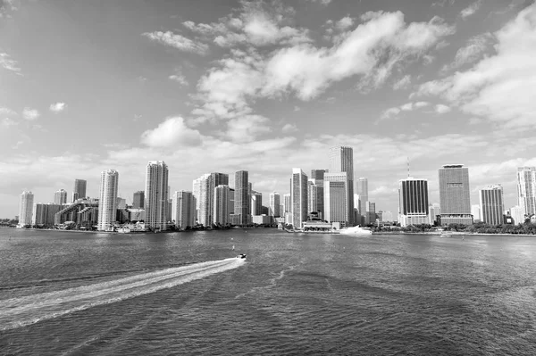 푸른 구름낀 하늘을 배경으로 한 마이애미 고층 건물들의 공중에서 바라본 배 — 스톡 사진